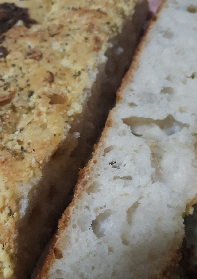 Una foto de Focaccia ajo, orégano y queso rallado