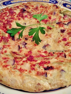 Una foto de Tortilla de berenjena, jamón y trigueros