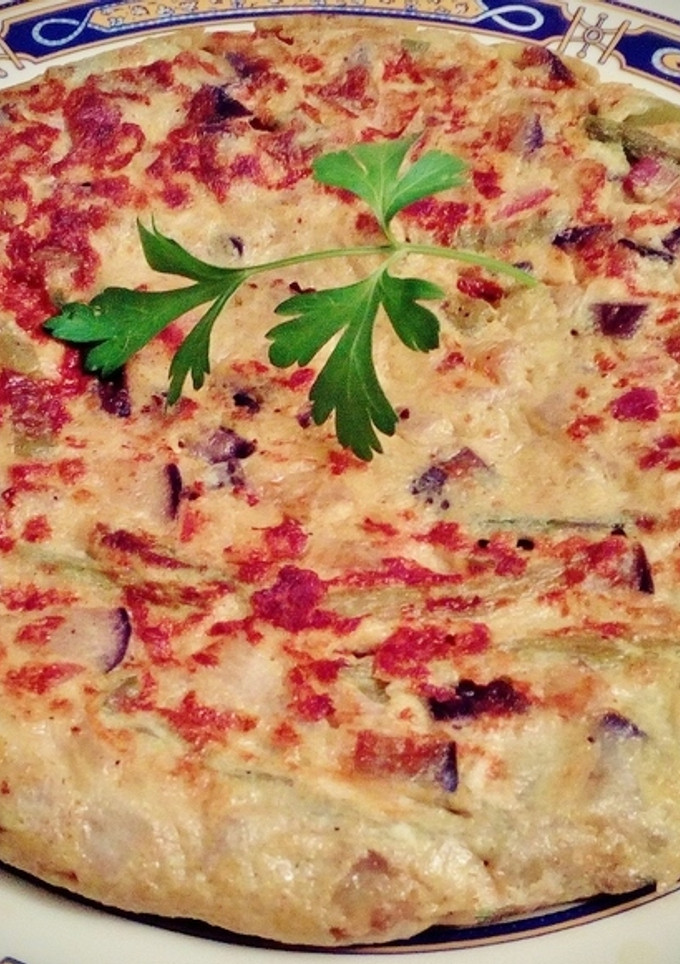 Una foto de Tortilla de berenjena, jamón y trigueros