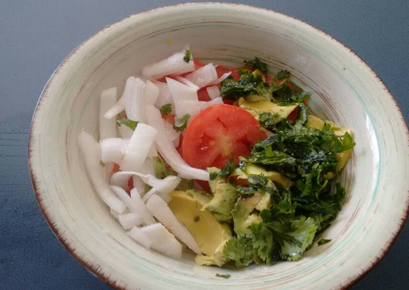 Ensalada fresca de tomate con aguacate. ॐ
