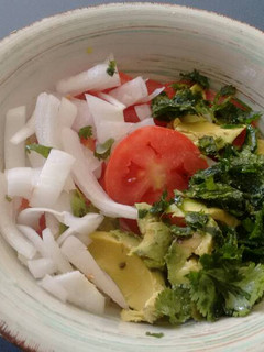 Una foto de Ensalada fresca de tomate con aguacate. ॐ