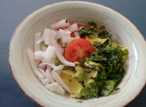 Una foto de Ensalada fresca de tomate con aguacate. ॐ
