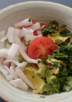 Una foto de Ensalada fresca de tomate con aguacate. ॐ