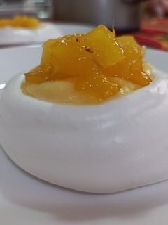 Una foto de Pavlova de piña con pastelera