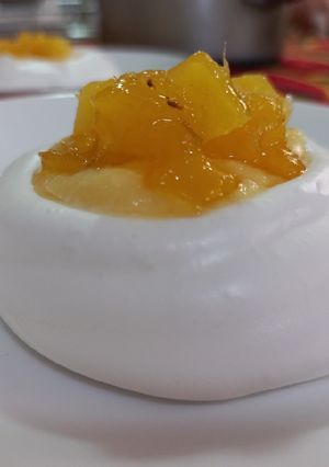 Una foto de Pavlova de piña con pastelera