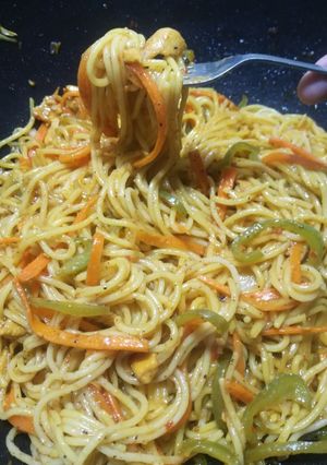 A picture of Spicy chicken and vegetable spaghetti😊.