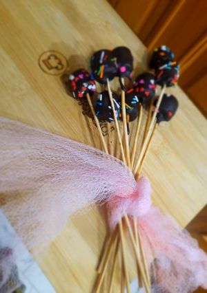 A picture of 1 bite chocolatey marshmallow pops.