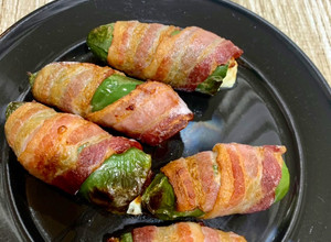 Una foto de Jalapeños rellenos de queso panela envueltos en tocino en air fryer