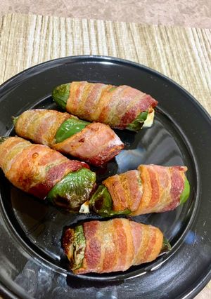 Una foto de Jalapeños rellenos de queso panela envueltos en tocino en air fryer
