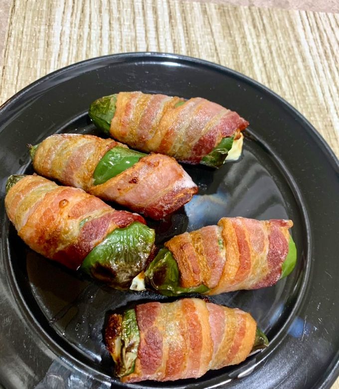 Una foto de Jalapeños rellenos de queso panela envueltos en tocino en air fryer