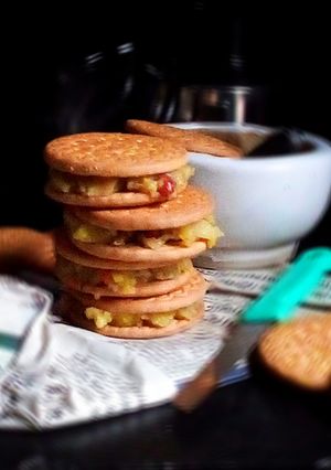 বিস্কুট স্যান্ডউইচ (biscuit sandwich recipe in bengali) রেসিপির প্রধান ছবি