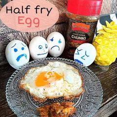 A picture of Half fry Egg🍳.