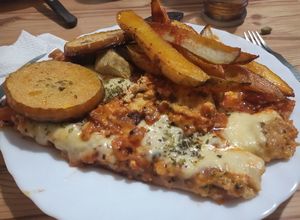 Una foto de Matambre tiernizado a la pizza con papas, zapallo y batatas