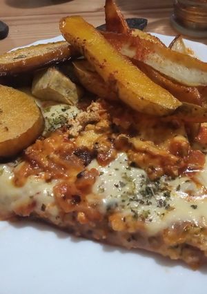 Una foto de Matambre tiernizado a la pizza con papas, zapallo y batatas
