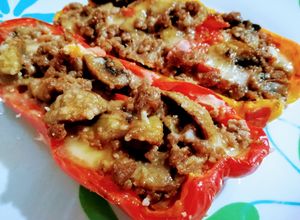 Foto di Peperoni filanti ripieni di funghi e carne macinata
