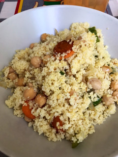 Una foto de Cuscús con garbanzos y verduras