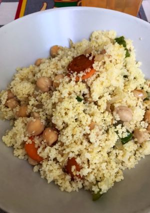 Una foto de Cuscús con garbanzos y verduras