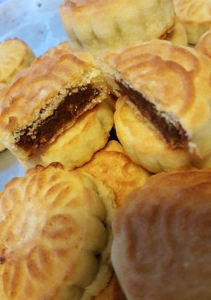 A picture of Maamoul with Dates (Date-Filled Cookies).