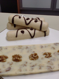 Una foto de Turrón de trufa blanca y nueces. Turroncitos de coco y chocolate blanco