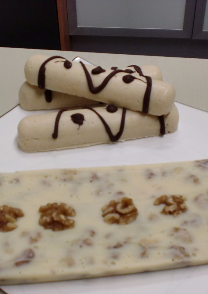 Una foto de Turrón de trufa blanca y nueces. Turroncitos de coco y chocolate blanco