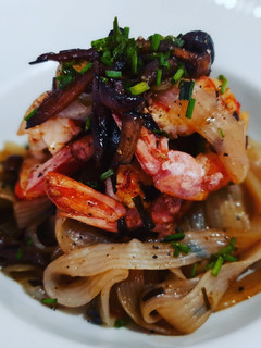 Una foto de Noodles picantes con gambas y setas