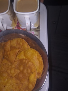 बेसन मठरी(besan mathri recipe in hindi) रेसिपी मुख्य फोटो