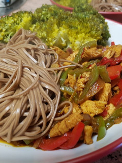 Una foto de Fideos soba con verduras agridulces y picantes