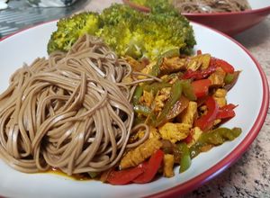 Foto principal de Fideos soba con verduras agridulces y picantes
