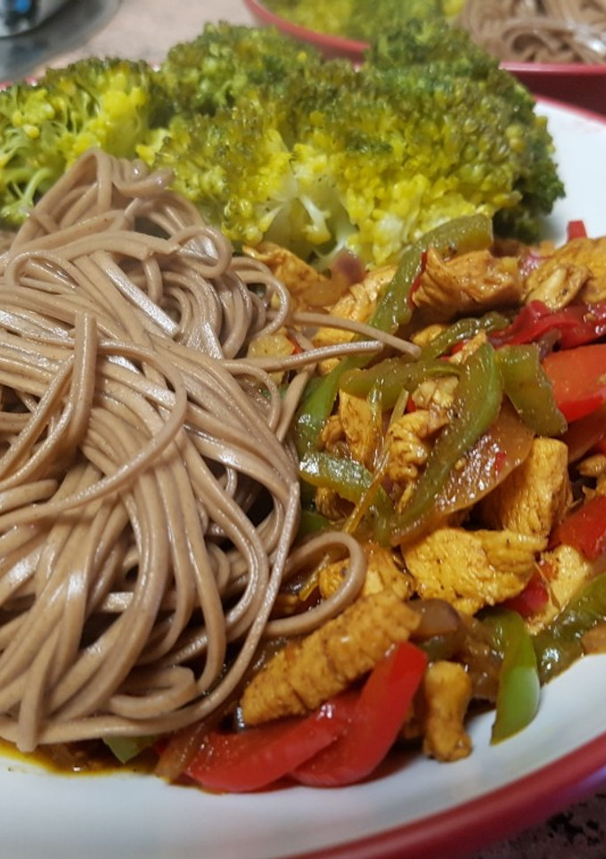 Una foto de Fideos soba con verduras agridulces y picantes