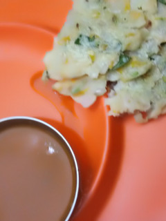 அக்கி ரொட்டி (Akki rotti recipe in tamil) செய்முறை முக்கிய புகைப்படம்