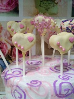 Una foto de Cake pops en forma de corazón