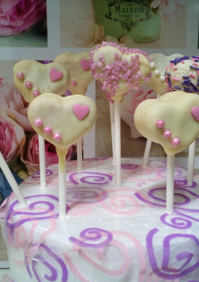 Una foto de Cake pops en forma de corazón