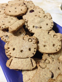 Una foto de Galletas integrales con arándanos, estilo Hello Kitty :) 🐱