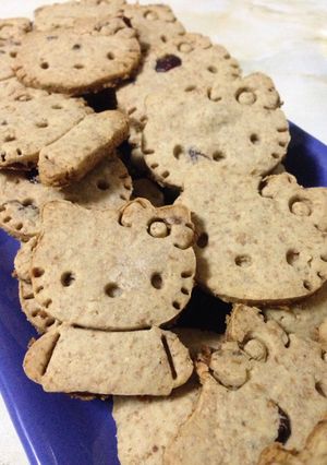 Una foto de Galletas integrales con arándanos, estilo Hello Kitty :) 🐱
