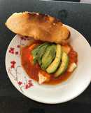 Huevos pochados en salsa de jitomate a las hierbas