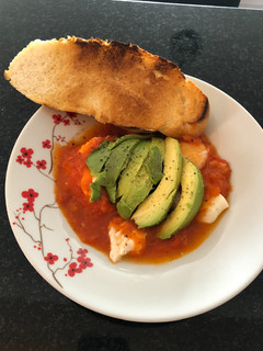 Una foto de Huevos pochados en salsa de jitomate a las hierbas