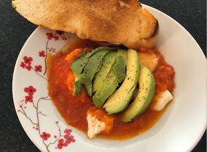 Una foto de Huevos pochados en salsa de jitomate a las hierbas