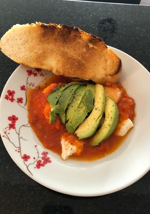 Una foto de Huevos pochados en salsa de jitomate a las hierbas