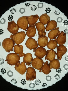 मीठे गुलगुले (Meethe gulgule recipe in hindi) रेसिपी मुख्य फोटो