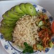 Arroz acompañado de Rica ensalada con verduras