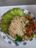 Arroz acompañado de Rica ensalada con verduras