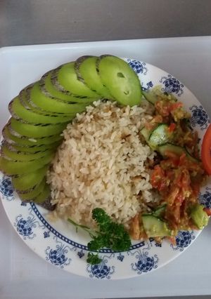 Una foto de Arroz acompañado de Rica ensalada con verduras