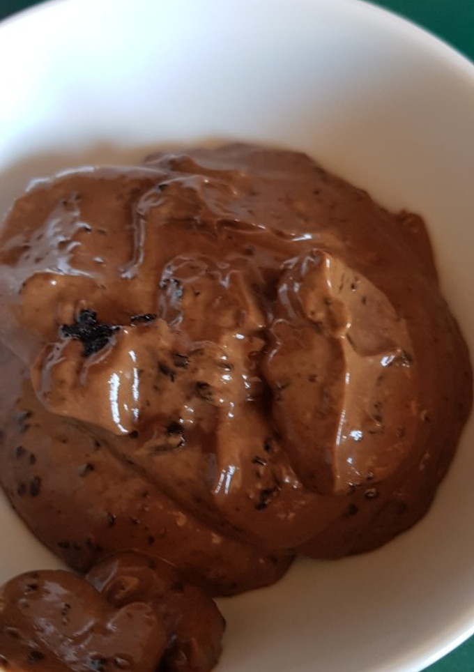 Una foto de Alioli de ajo negro