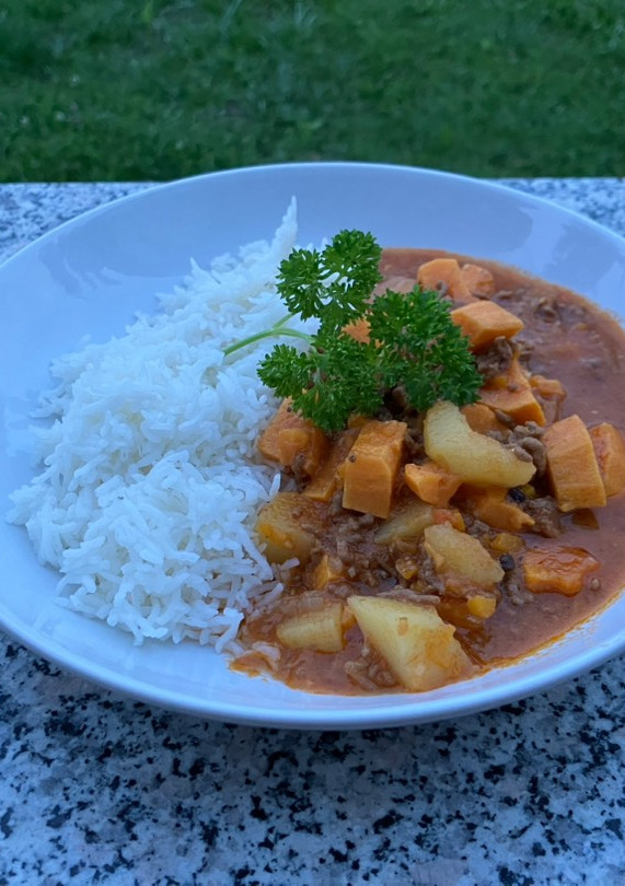 Una foto de Carne picada a la venezolana con patatas y batatas