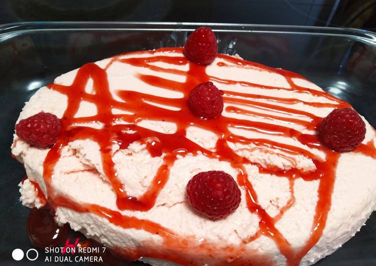 Recipe of Super Quick Homemade Tarta Mousse de fresa