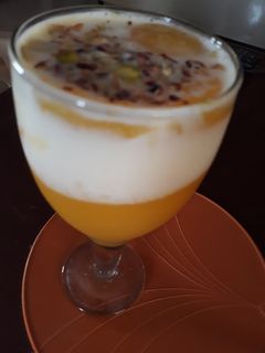 डालगोना मैंगो मिल्क शेक (Dalgona mango milk shake recipe in Hindi) रेसिपी मुख्य फोटो
