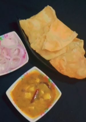 लूचई और आलू की सब्जी (luchai aur aloo ki sabzi recipe in Hindi) रेसिपी मुख्य फोटो