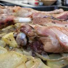 Una foto de Cabrito al horno con patatas panadera