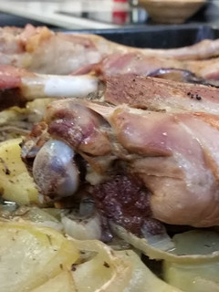 Una foto de Cabrito al horno con patatas panadera