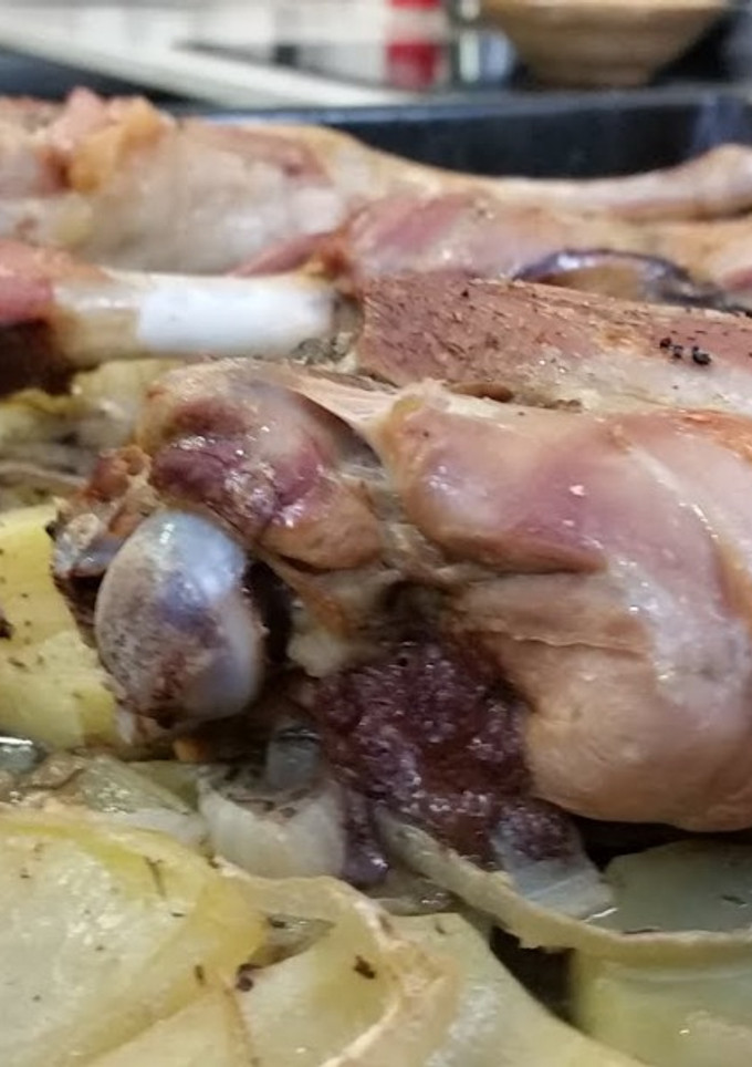 Una foto de Cabrito al horno con patatas panadera